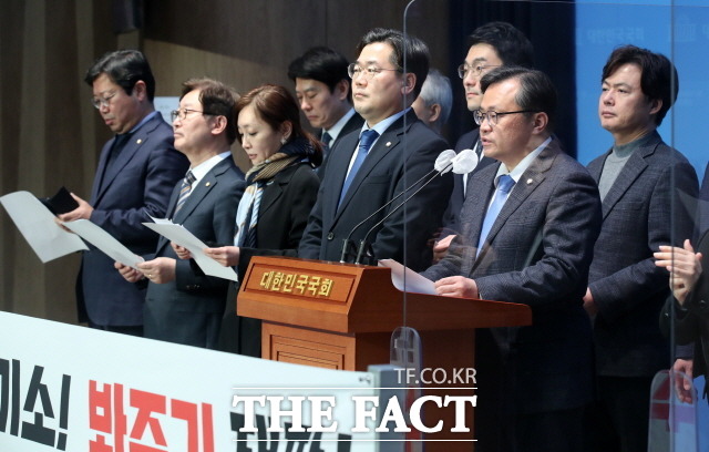 더불어민주당 검찰독재정치탄압대책위원회 소속 의원들이 10일 곽상도 전 의원의 뇌물 혐의 1심 무죄 판결을 두고 검찰의 부실 수사를 지적했다. 이날 오후 서울 여의도 국회 소통관에서 검찰 편파수사 규탄 기자회견하는 대책위. /대책위