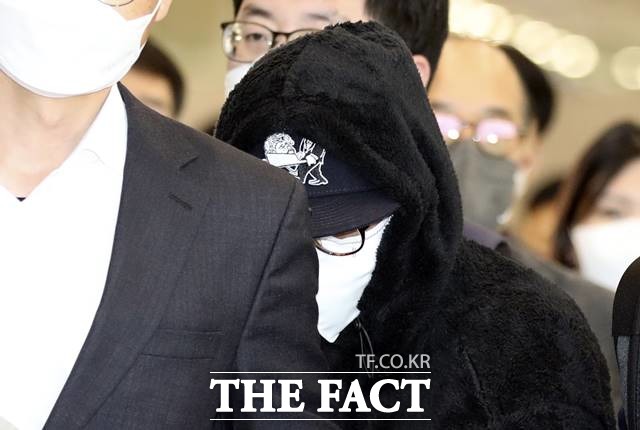 쌍방울 그룹에 대한 수사가 본격화되기 직전 해외로 도피했던 김성태 전 회장의 금고지기인 전 재경총괄본부장 김모씨가 11일 인천국제공항을 통해 송환되고 있다. 수원지검 형사6부(김영남 부장검사)는 김씨를 곧바로 수원으로 압송해 조사할 예정이다. 2023.02.11. myjs@newsis.com/뉴시스