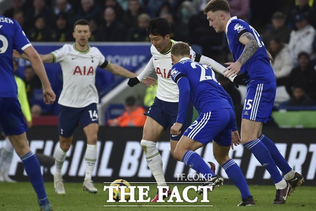 지난 12일(일)부터 13일(월)까지 진행된 잉글랜드 프리미어리그(EPL) 7경기 및 스페인 프리메라리가(라리가) 7경기 등 총 14경기를 대상으로 실시한 축구토토 승무패 8회차에서 적중에 성공한 2만 7979명에게 약 60억 원의 적중상금이 지급될 예정이다. 사진은 대상경기였던 레스터 시티와 토트넘 경기./레스터=AP.뉴시스