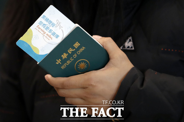 20일 인천국제공항에서 입국한 중국인이 여권을 들고 이동하고 있다. / 뉴시스