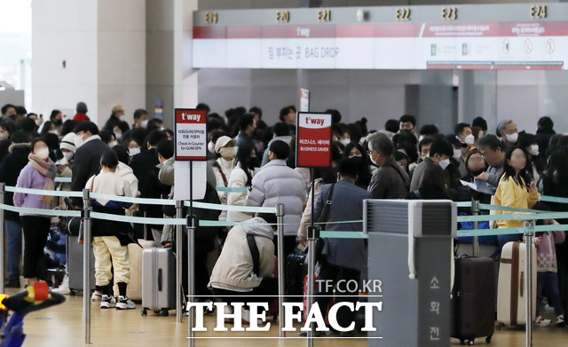국제선 이용객들이 20일 오전 인천국제공항에서 탑승 수속을 하기 위해 줄을 서고 있다. / 뉴시스
