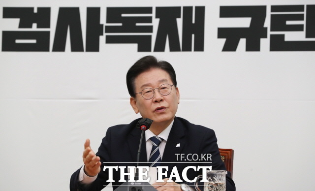 이재명 더불어민주당 대표가 23일 기자간담회에서 윤석열 대통령이 벌이고 있는 일들은 제 최대치 상상을 벗어나고 있다고 규탄했다. 이날 오전 서울 여의도 국회에서 열린 기자간담회 모습. /뉴시스