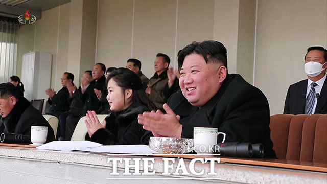 조선중앙통신에 따르면 김정은 북한 국무위원장은 25일 평양 서포지구 새 거리 건설 착공식에 딸 김주애와 함께 참석했다. 사진은 지난 17일 딸 김주애와 함께 국방성 직원 체육 경기를 관람하는 김정은 위원장의 모습. /뉴시스