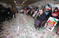  서울교통공사 '전장연 불법전단 피해 커…손해배상 검토'