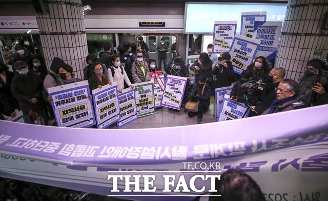 전국장애인차별철폐연대가 27일 오전 서울지하철 1호선 시청역 승강장에서 서울시 탈시설장애인 전수조사 표적수사 변질 규탄 기자회견을 하고 있다. /뉴시스