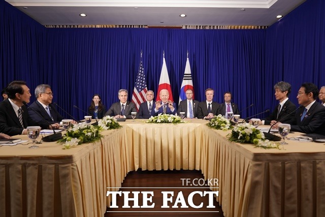 지난해 11월 13일 캄보디아 프놈펜의 한 호텔에서 윤석열 대통령, 조 바이든 미국 대통령, 기시다 후미오 일본 총리가 한·미·일 정상회담을 하는 모습. /뉴시스
