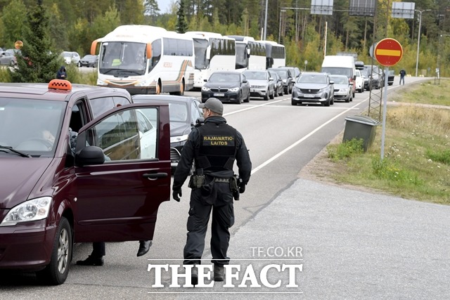 핀란드 비롤라흐티의 발리마 검문소에서 핀란드 국경수비대가 러시아인들의 차량을 검문하고 있다./AP 뉴시스
