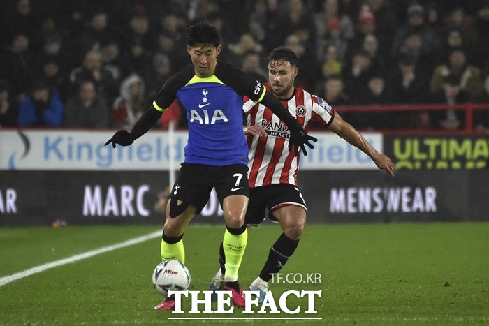 토트넘 공격수 손흥민(왼쪽)이 2일 셰필드와 잉글랜드 FA컵 16강전에서 3경기 만에 선발 출전, 풀타임 활약했다./셰필드(영국)=AP.뉴시스