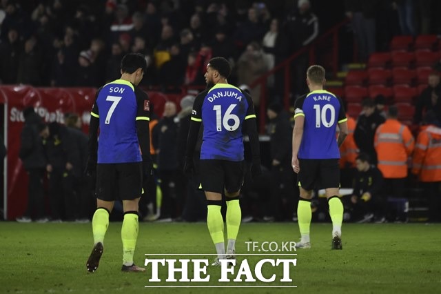2부리그팀에 0-1패배를 당한 후 그라운드를 벗어나는 토트넘의 손흥민 단주마 케인(왼쪽부터)./셰필드=AP.뉴시스