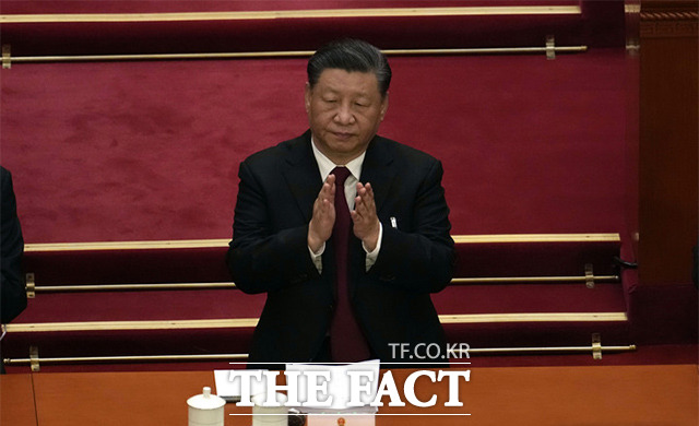 시진핑 중국 국가주석이 5일(현지시간) 중국 베이징 인민대회당에서 열린 제14기 전국인민대표대회 1차 전체회의에 참석해 박수를 보내고 있다. /베이징=AP.뉴시스