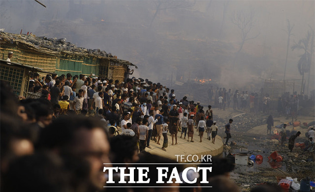 미얀마 접경지역에 있는 콕스 바자르 난민캠프는 미얀마의 탄압으로부터 피신해 삶을 이어가고 있는 이슬람계 소수 민족인 로힝야족의 터전이다. 화재는 2시간 만에 진압됐지만 수천 명의 이재민이 발생하는 등 피해를 입었다. /콕스바자르=AP.뉴시스