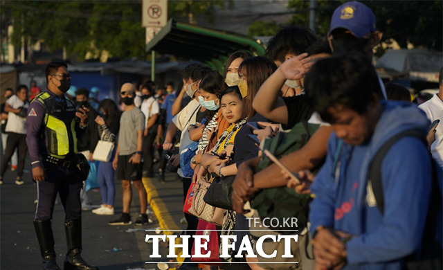 6일(현지시간) 필리핀 케손시티에서 시작된 대중교통 파업으로 출근길 시민들이 탈 것을 기다리고 있다. /케손시티=AP.뉴시스