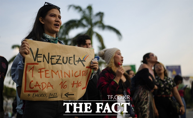 8일(현지시간) 베네수엘라 카라카스에서 세계 여성의 날 기념행사에 참석한 한 여성이 베네수엘라선 16시간마다 여성 1명 피살이라고 쓰인 손팻말을 들고 있다. /카라카스=AP.뉴시스