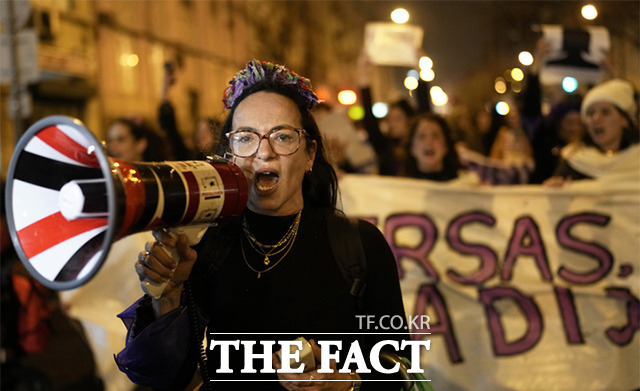 8일(현지시간) 포르투갈 수도 리스본에서 열린 세계 여성의 날 기념 행진 참가자들이 구호를 외치고 있다. /리스본=AP.뉴시스