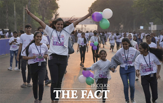 6일(현지시간) 인도 하이데라바드에서 세계 여성의 날을 이틀 앞두고 마라톤대회가 열려 참가 여학생들이 달리고 있다. /하이데라바드=AP.뉴시스