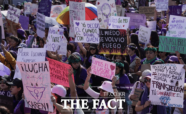 멕시코시티에 모인 시위대는 여성 권익을 상징하는 보라색 연막과 보라색 피켓으로 여성에 대한 차별금지를 촉구했다. /멕시코시티=AP.뉴시스