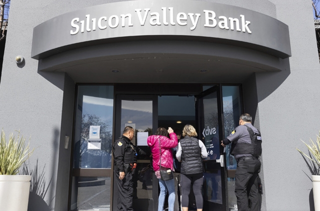 13일(현지시간) 미 캘리포니아주 샌타클래라 실리콘밸리은행(SVB) 본점의 보안요원들이 예금주들을 입장시키고 있다. /AP.뉴시스