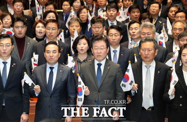 더불어민주당이 16일 의원총회에서 굴욕적 대일 외교 중단을 촉구하며 태극기 퍼포먼스를 진행했다. 이재명 대표와 박홍근 원내대표 및 민주당 의원들이 이날 오후 국회 예결위회의장에서 열린 의원총회에서 태극기를 흔들며 윤석열 대통령의 대일본 굴욕 외교 중단을 촉구하고 있다. /뉴시스