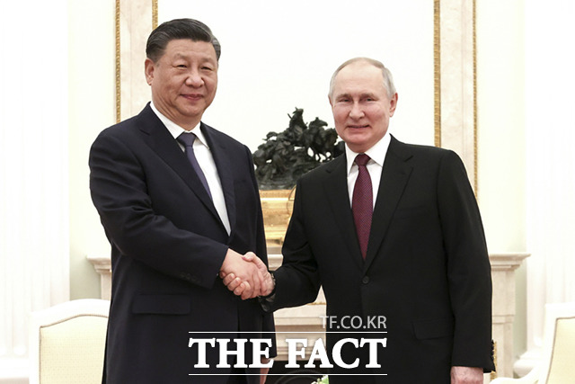 시진핑 중국 국가주석과 블라디미르 푸틴 러시아 대통령이 20일(현지시간) 모스크바 크렘린궁에서 비공식 회동을 가졌다. /모스코바=AP.뉴시스