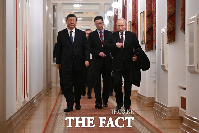 시진핑 중국 국가주석(왼쪽)과 블라디미르 푸틴 러시아 대통령이 20일(현시지간) 러시아 모스크바 크렘린에서 회담을 마친 뒤 걸어가고 있다. /모스코바=AP.뉴시스