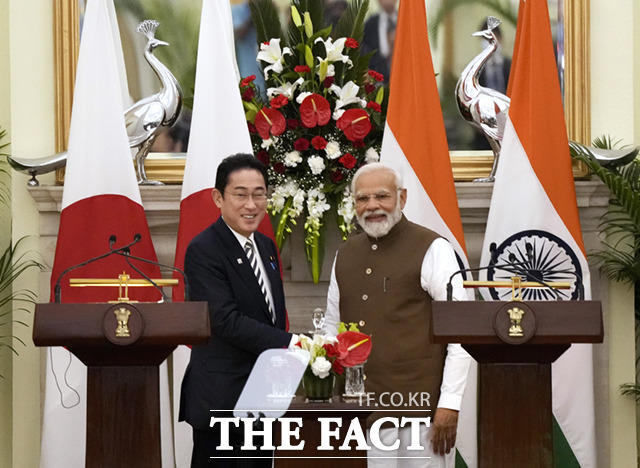 기시다 후미오(왼쪽) 일본 총리와 나렌드라 모디 인도 총리가 20일(현지시간) 뉴델리에서 공동 기자회견을 마친 후 악수하고 있다. 기시다 총리는 5월 일본 히로시마에서 열리는 주요 7개국(G7) 정상회의에 모디 총리를 공식 초청한 것으로 알려졌다. 일본은 올해 G7 의장국이다. /뉴델리=AP.뉴시스