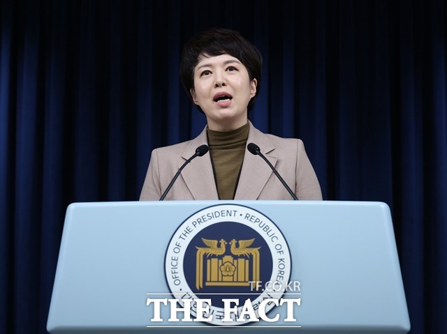 김은혜 홍보수석이 15일 서울 용산 대통령실 청사에서 고용노동부가 6일 발표한 근로시간 제도 개편안과 관련한 브리핑을 하고 있다. /뉴시스
