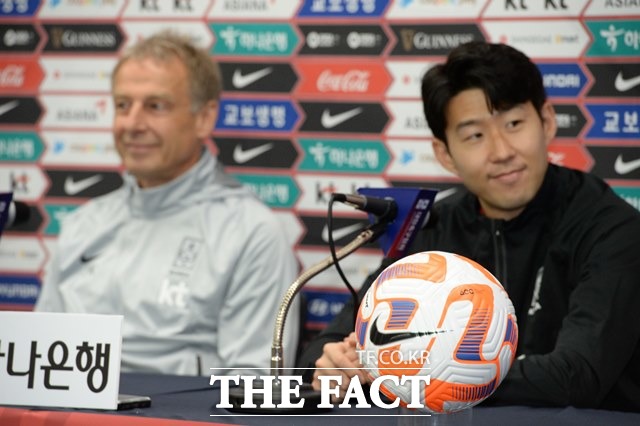 23일 기자회견에 참석한 한국축구대표팀의 클린스만 감독(왼쪽)과 손흥민./울산=뉴시스