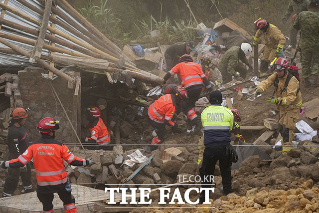 27일(현지시간) 에콰도르 알라우시에서 폭우로 인한 산사태가 발생해 실종자 수색 작업이 이뤄지고 있다. 구조 당국은 이번 산사태로 지금까지 최소 53명이 숨지거나 실종됐으며 주택 170여 채가 피해를 보고 500여 명이 대피했다고 밝혔다. /알라우시=AP.뉴시스