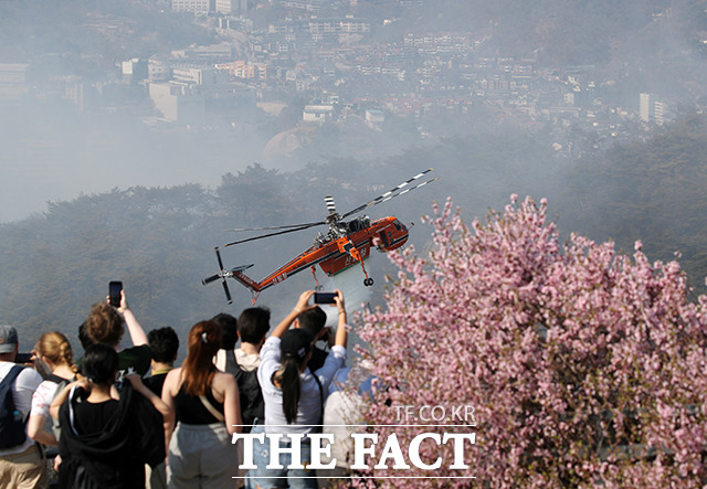 2일 오후 화재가 발생한 서울 종로구 인왕산에서 산림청 헬기가 화재 진화 작업을 하고 있다. / 뉴시스