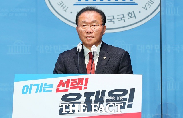 윤재옥 국민의힘 의원이 4일 오후 서울 여의도 국회에서 원내대표 출마 선언을 하고 있다. /뉴시스