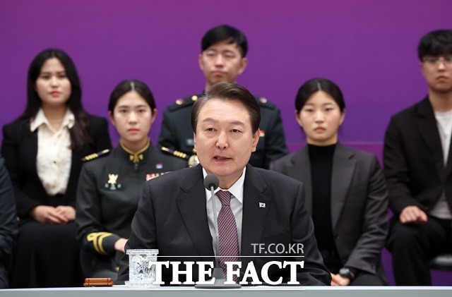 윤석열 대통령이 6일 검·경은 수사 역량을 총동원해 마약의 유통, 판매 조직을 뿌리 뽑고 범죄 수익을 끝까지 추적해 환수하라고 지시했다고 대통령실이 밝혔다. 윤 대통령이 전날 청와대 영빈관에서 제2차 국정과제점검회의를 주재하는 모습. /뉴시스