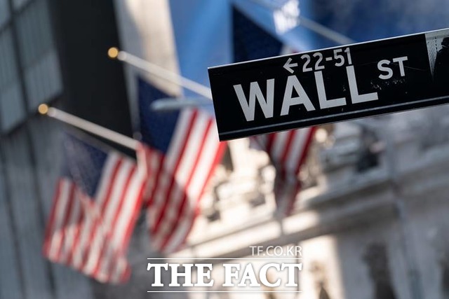 31일(현지시각) 미국 하원이 부채한도 상향 패키지 법안 재정책임법을 통과시켰다. 뉴욕 증권거래소 앞에 월 스트리트 표지판이 걸려 있다. /뉴시스