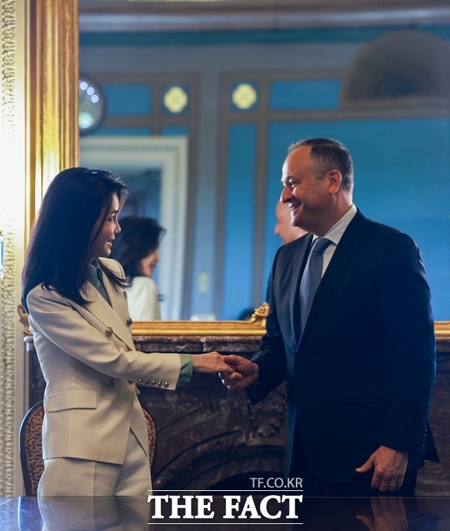 미국을 국빈 방문 중인 김건희 여사가 27일 오전(현지시간) 워싱턴DC 미 국회의사당에서 카멀라 해리스 부통령의 남편 더글러스 엠호프 부군과 악수하고 있다. /뉴시스