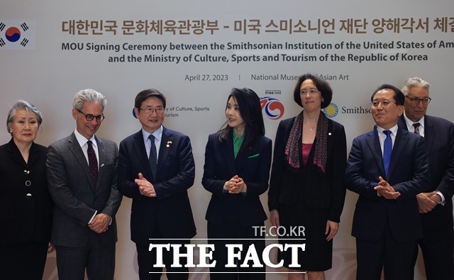 김건희 여사가 27일 오후(현지시간) 워싱턴DC 국립아시아예술박물관에서 열린 문화체육관광부·스미소니언재단 간의 양해각서 체결식에 참석, 기념촬영을 하고 있다. /뉴시스