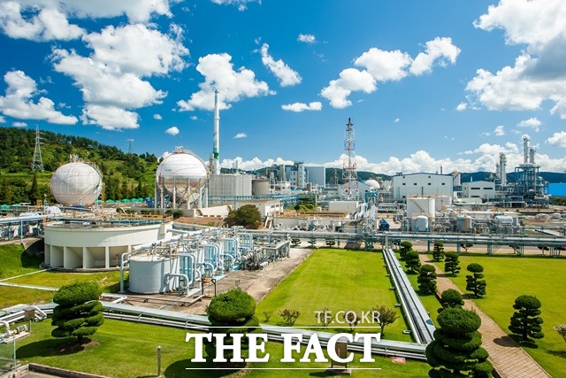 롯데정밀화학은 올해 1분기 420억 원의 영업이익을 기록했다고 28일 공시했다. /뉴시스