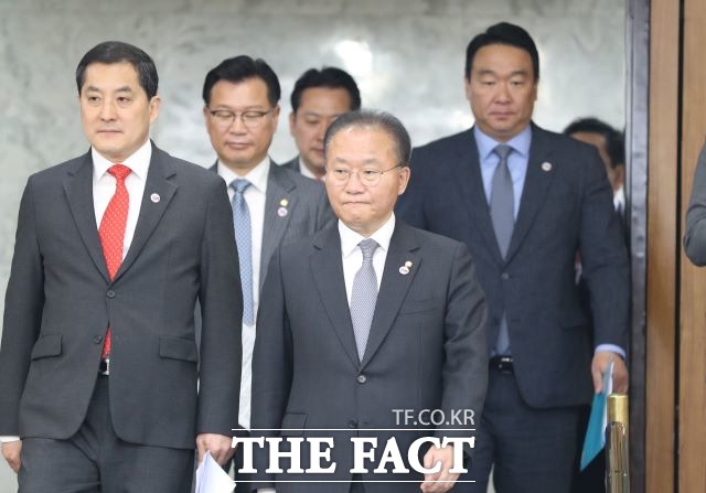 국민의힘이 더불어민주당 등 야당의 쌍특검·간호법 제정안 등의 강행 처리에 입법 폭주라고 반발했다. 윤재옥 국민의힘 원내대표가 28일 오전 서울 여의도 국회에서 열린 원내대책회의에 참석하고 있다. /뉴시스