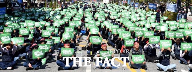 민주노동조합총연맹(민주노총) 산하 건설노조가 강원건설지부 소속 간부가 분신한 것이 윤석열 정권의 노조 탄압 때문이라며 대정부 총력 투쟁을 예고했다. 사진은 지난 1일 광주 서구 치평동 광주시청 앞에서 열린 건설노조 탄압 중단 전국동시다발 결의대회 /뉴시스