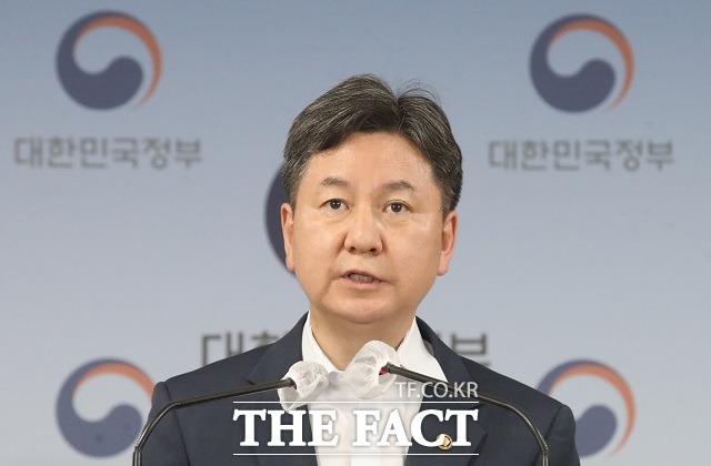 행정안전부는 오는 8일부터 정당 현수막으로 인한 안전사고 예방을 위해 어린이·노인·장애인 보호구역에 정당현수막 설치를 금지하고, 2m 이하 높이에도 설치를 제한한다고 4일 밝혔다. 사진은 한창섭 행안부 차관. /뉴시스