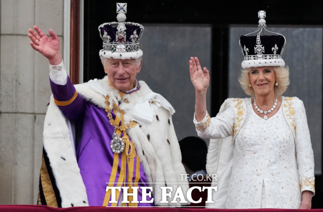 찰스 3세 영국 국왕이 대관식을 통해 새로운 군주로 올라섰다. 사진은 6일(현지시각) 영국 찰스 3세 국왕(왼쪽)과 커밀라 왕비가 대관식을 마친 뒤 런던 버킹엄궁에서 손을 흔들고 있다. /뉴시스