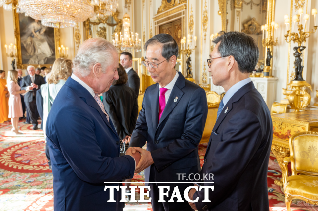 한덕수 국무총리는 한국 정부 대표로 찰스 3세 대관식에 참석했다. 사진은 한덕수 국무총리(가운데)가 찰스 3세 영국 국왕(왼쪽)과 악수하고 있는 모습. /뉴시스