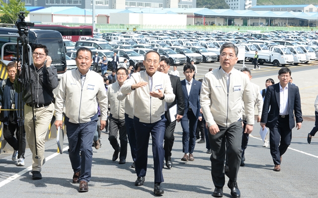 9일 현대자동차 울산공장을 찾은 추경호 경제부총리(가운데)와 장재훈 현대자동차 사장(오른쪽)이 관계자들과 함께 선적부두를 둘러보고 있다. /뉴시스
