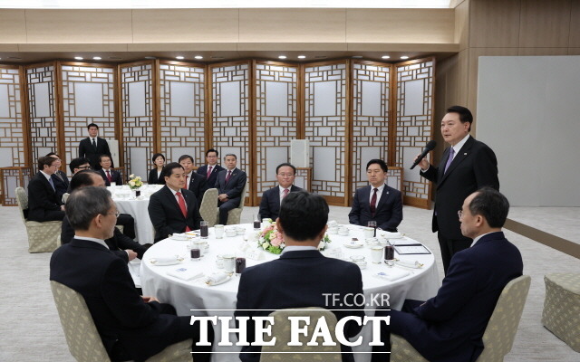 윤석열 대통령이 10일 서울 용산 대통령실 청사에서 열린 정부출범 1주년 오찬에서 2년 차 국정은 경제와 민생 위기를 살피는데 주안점을 두겠다고 말했다. / 뉴시스