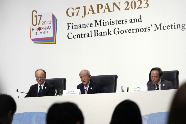 일본 언론에 따르면 G7 재무장관은 13일 대러시아 제재 조치를 회피하는 모든 시도에 일치해 맞서겠다는 내용의 공동성명을 채택했다. 이날 일본 니가타에서 열린 G7 재무장관·중앙은행 총재 회의 관련 기자회견하는 스즈키 슌이치 일본 재무상(가운데)과 우에다 가즈오 일본은행 총재(오른쪽). /AP=뉴시스