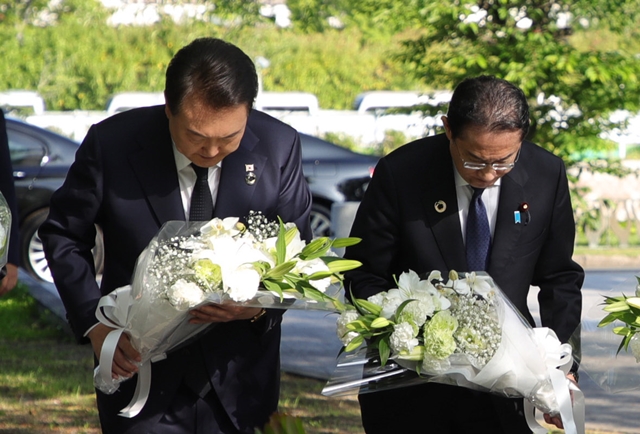 윤석열 대통령과 기시다 후미오 일본 총리가 21일 오전 히로시마 평화기념공원 내 한국인 원폭희생자 위령비를 찾아 헌화하고 있다. /뉴시스