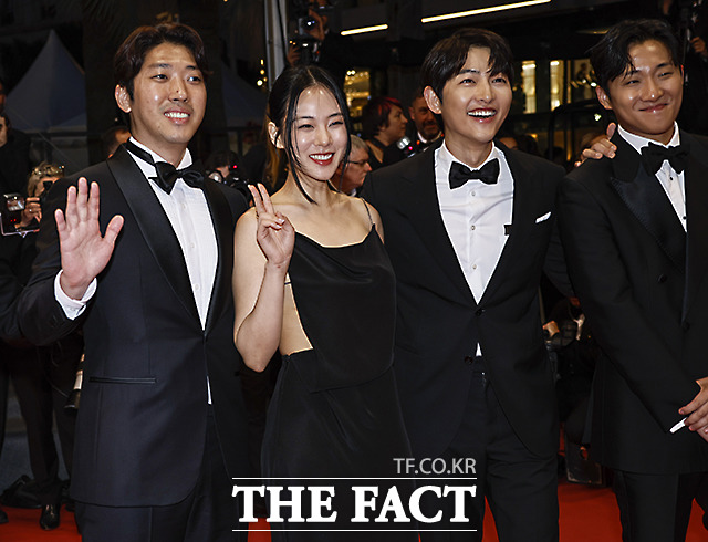 김창훈 감독, 배우 김형서, 송중기, 홍사빈(왼쪽부터)이 취재진을 보며 손을 흔들고 있다.