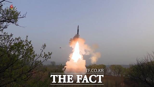 지난 4월 14일 북한이 공개한 대륙간탄도미사일(ICBM) 화성-18 시험발사 모습. /뉴시스=조선중앙TV 캡처