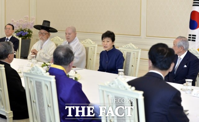 종교지도자 오찬 참석자는 정권마다 조금씩 달랐다. 사진은 2014년 5월 2일 오전 청와대에서 열린 종교지도자 간담회에 참석, 인사말을 하는 박근혜 전 대통령. /뉴시스