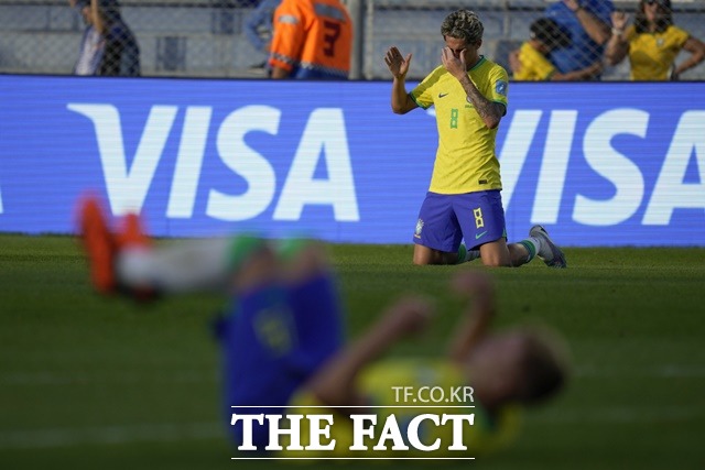 강력한 우승 후보 브라질 선수들이 4일 아르헨티나 산 후안에서 열린 2023 FIFA U-20 월드컵 8강전에서 이스라엘과 연장 혈투 끝에 3-2로 패하자 슬픔을 감추지 못 하고 있다./산 후안(아르헨티나)=AP.뉴시스