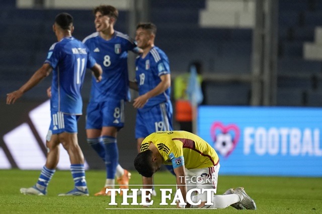 패배의 슬픔을 억누르지 못하고 있는 콜롬비아 선수(앞쪽) 뒤로 승리를 거둔 이탈리아선수들이 서로를 축하하고 있다./산 후안=AP.뉴시스