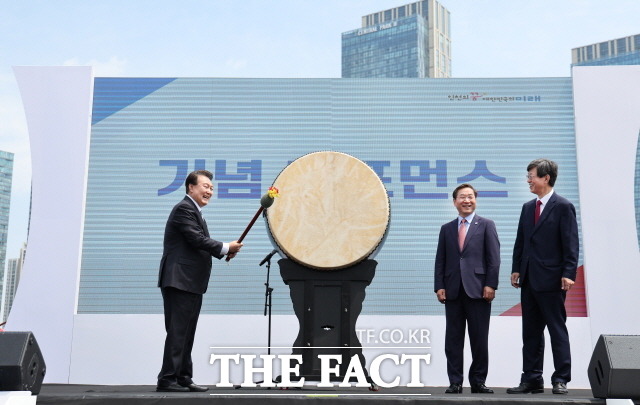 윤석열 대통령은 5일 인천 송도 센트럴파크 UN광장에서 열린 재외동포청 개청 기념행사에서 대형 북을 세번 치는 퍼포먼스를 했다. 왼쪽부터 윤 대통령, 유정복 인천시장, 이기철 신임 재외동포청장. /뉴시스